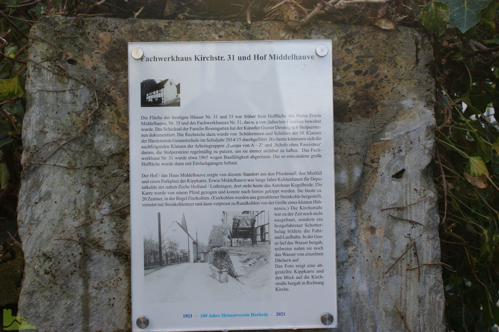 Enthüllung der Gedenktafel an der Kirchstraße